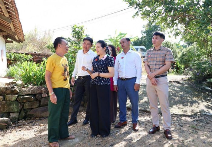 Đoàn giám sát trao đổi với người dân trong quá trình khảo sát thực tế các mô hình giảm nghèo tại địa phương.