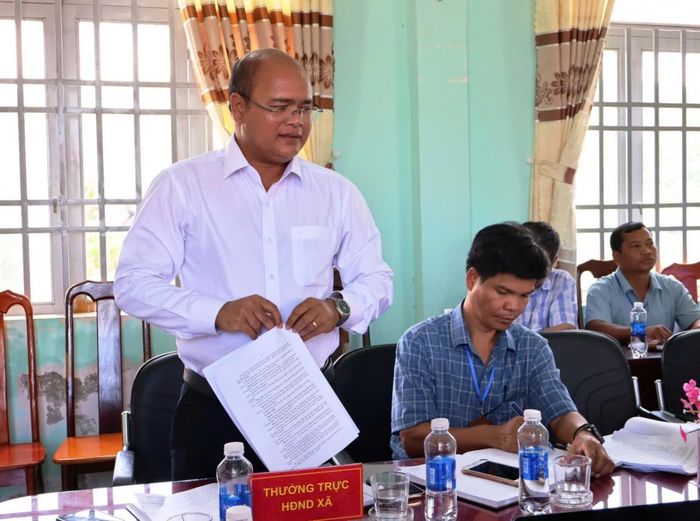Lãnh đạo xã Cư Prao báo cáo công tác giảm nghèo.