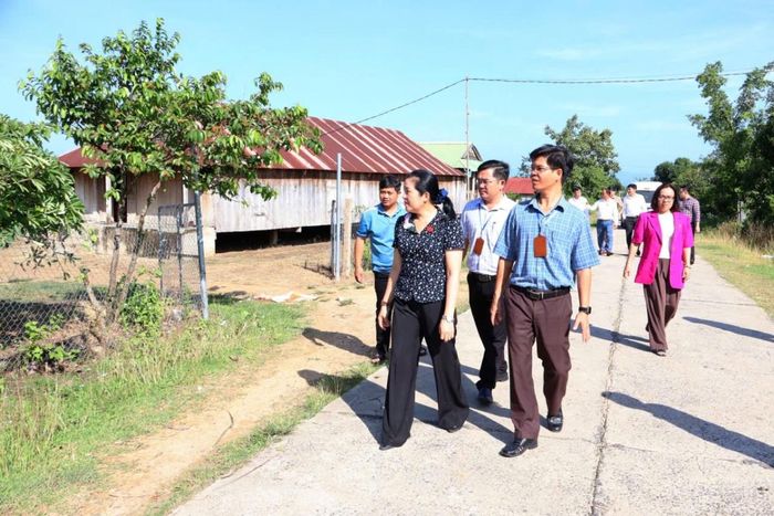 Đoàn giám sát khảo sát thực tế các mô hình giảm nghèo tại xã Cư Prao.