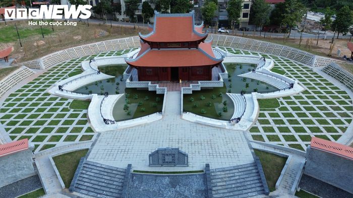 Bao quanh Đền thờ là hồ sen, mặt nước và các công trình kiến trúc tạo nên không gian cảnh quan hài hòa, mang đậm bản sắc văn hóa truyền thống.