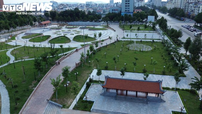 Không gian cảnh quan trong công viên kết hợp mặt nước, cây xanh và các công trình kiến trúc truyền thống.