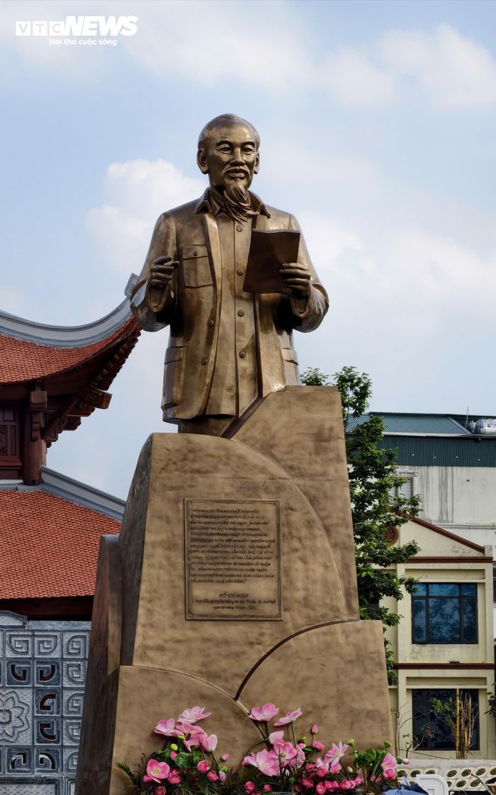 Tượng Chủ tịch Hồ Chí Minh được làm bằng đồng, cao 6,6m. Tượng khắc họa Bác đứng giữa đài sen, với hình khối cách điệu, thể hiện hình ảnh Người đang trò chuyện, căn dặn đồng bào với phong thái gần gũi, đôn hậu.