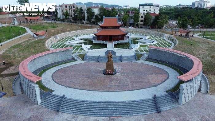 Tượng đài Chủ tịch Hồ Chí Minh được đặt trang trọng tại khu vực trung tâm của dự án. Phía sau là Đền thờ Bác Hồ. Đây là công trình được xây dựng quy mô 2 tầng, 8 mái, mang kiến trúc gỗ truyền thống, diện tích182m²; sân Đền đặt trên hồ sen rộng 1.100m².