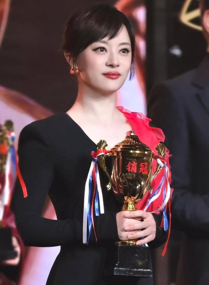 Tôn Lệ vẫn giữ được sức hút sau hàng chục năm làm nghề.