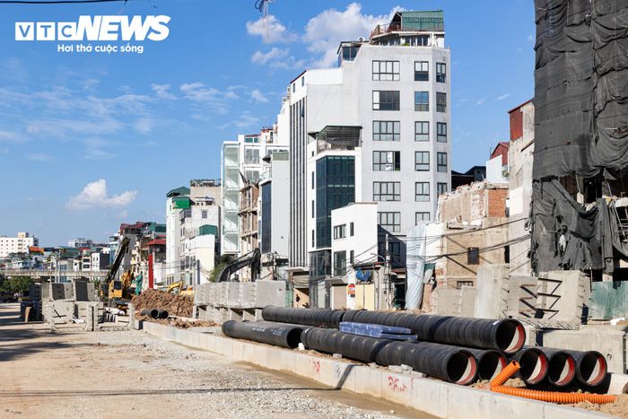 Hai đoạn tuyến còn lại đang được tập trung thi công nền đường, hệ thống thoát nước và các hạng mục hạ tầng kỹ thuật.