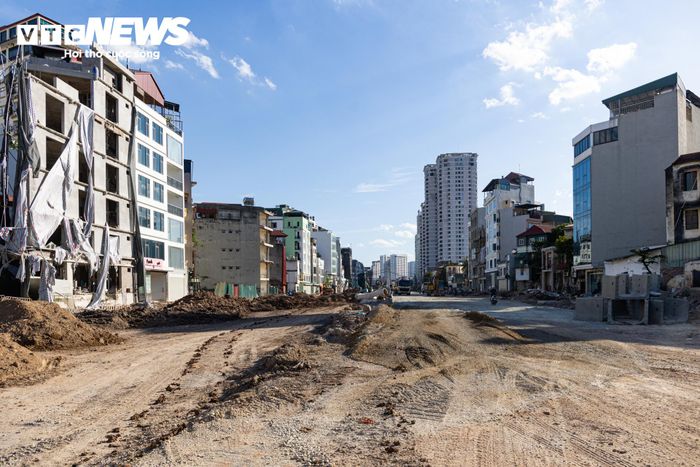 Trước đó, ông Nguyễn Trọng Đông, Phó Bí thư Thường trực Thành ủy Hà Nội, yêu cầu các đơn vị liên quan phối hợp chặt chẽ, tổ chức thi công khoa học, phấn đấu thông xe kỹ thuật tuyến đường vào dịp kỷ niệm Ngày Giải phóng Thủ đô 10/10.