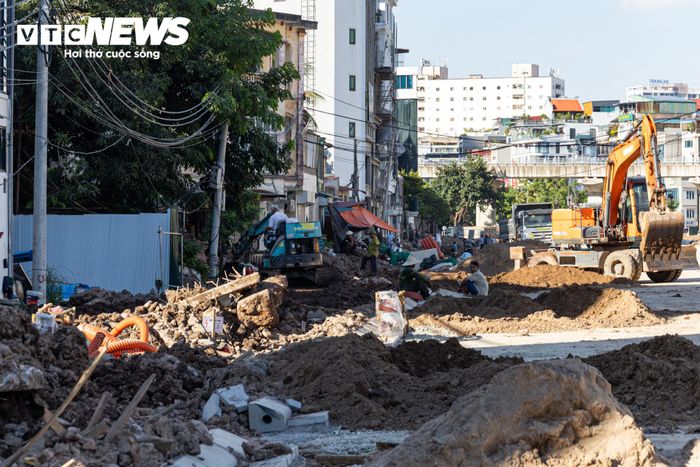 Những ngày cuối tháng 9, trên công trường Vành đai 2,5 đoạn Cầu Giấy, hàng loạt máy móc cùng công nhân được huy động, làm việc khẩn trương để đẩy nhanh tiến độ.