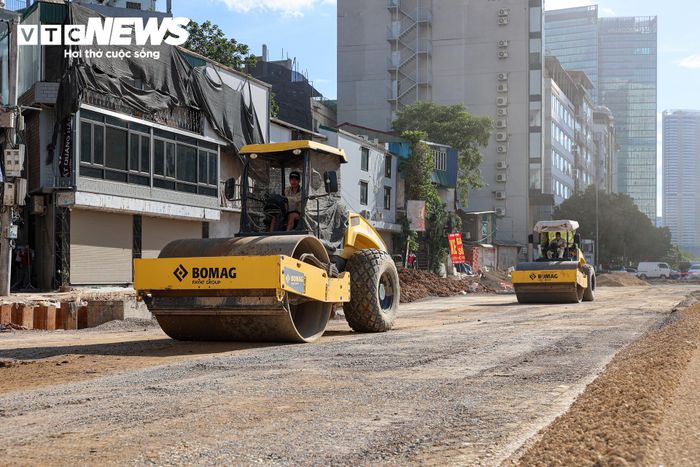 Một số vị trí đã được lu lèn nền đường, sẵn sàng chuyển sang các công đoạn tiếp theo.