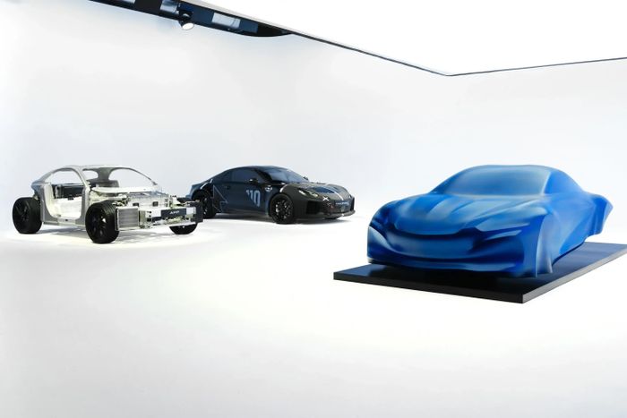 Tạo hình dự kiến của Alpine A110 thế hệ thứ 3, bên cạnh là Nền tảng Alpine Performance Platform và mẫu A110 hiện hành.