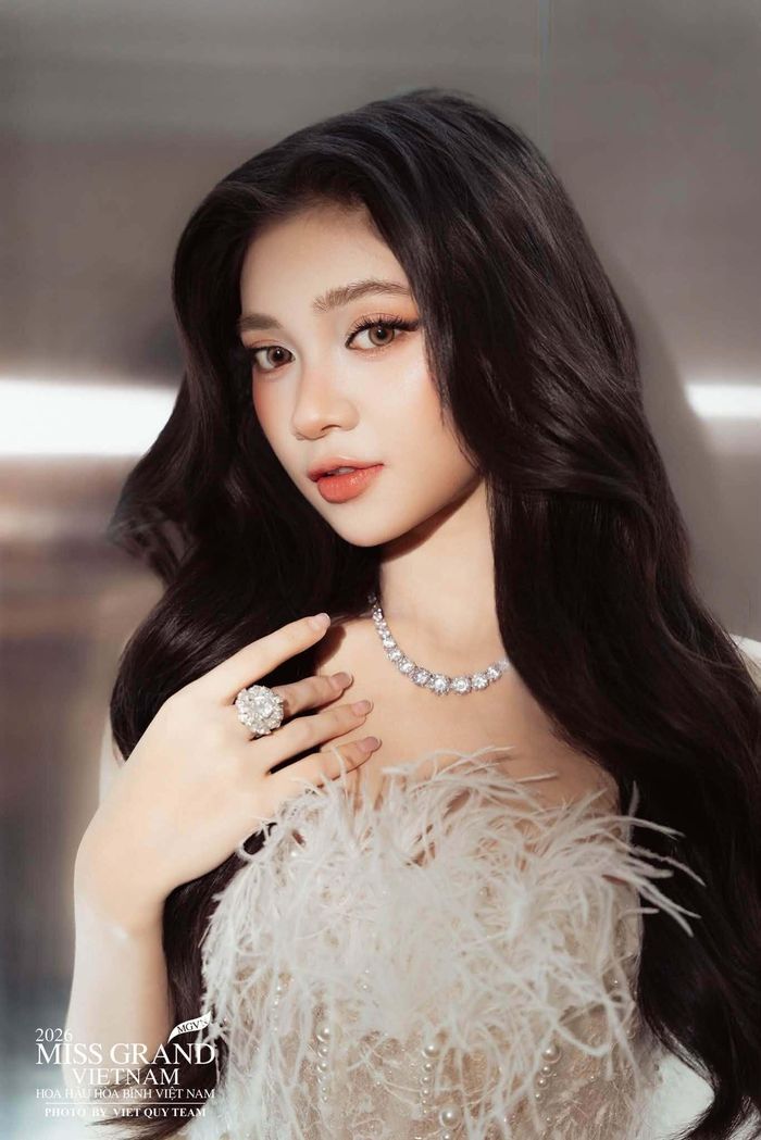 Minh Kiên cũng được yêu mến vì câu chuyện vượt qua hoàn cảnh khó khăn để vươn lên trong cuộc sống. Từ nhỏ, cô đã thiếu vắng tình thương của cha. Mẹ làm giúp việc, lao động chân tay mưu sinh để nuôi cô ăn học.