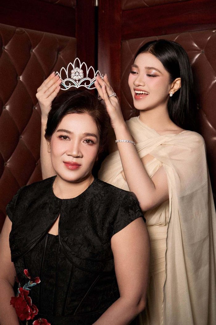 Chia sẻ với PV Báo Điện tử VTC News, Minh Kiên từng nói danh hiệu Á hậu giúp cô tự chủ về kinh tế, giúp mẹ nghỉ nghề giúp việc. Mỗi tháng, nàng hậu vẫn gửi tiền về để mẹ đầu tư buôn bán nhỏ ở quê cho vui chứ không muốn mẹ vất vả. Lo được cho mẹ là niềm hạnh phúc lớn nhất của Minh Kiên.