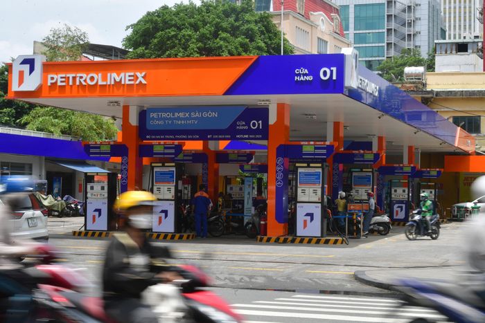 Hệ thống cửa hàng xăng dầu là điểm chạm vật lý trong quá trình Petrolimex mở rộng dịch vụ lên môi trường số.