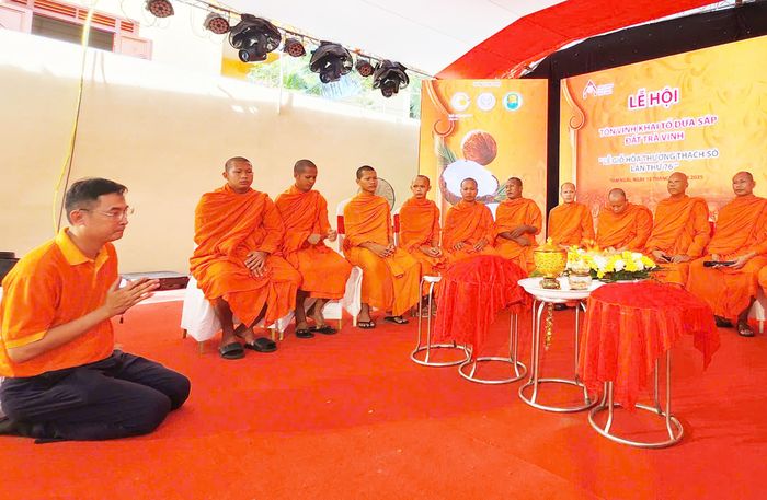 Anh Trần Duy Linh (bìa trái) thờ cố Hòa thượng Thạch Sô trong Bảo tàng Dừa sáp Trà Vinh. (Ảnh: Duy Khang)