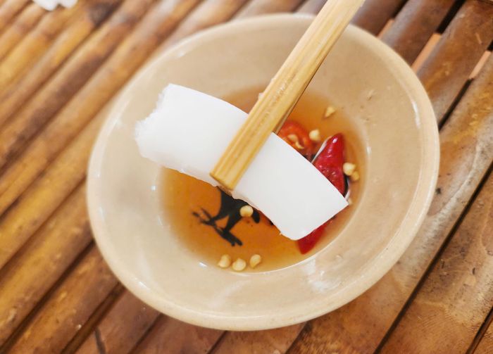 Nhân dừa sáp được gói lại bằng lớp bột gạo nên sợi bánh canh rất to. (Ảnh: Duy Khang)
