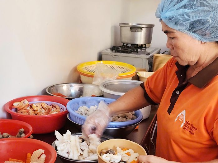 Những phần bánh canh dừa sáp được chuẩn bị trong tô giấy để khách mua mang đi. (Ảnh: Duy Khang)