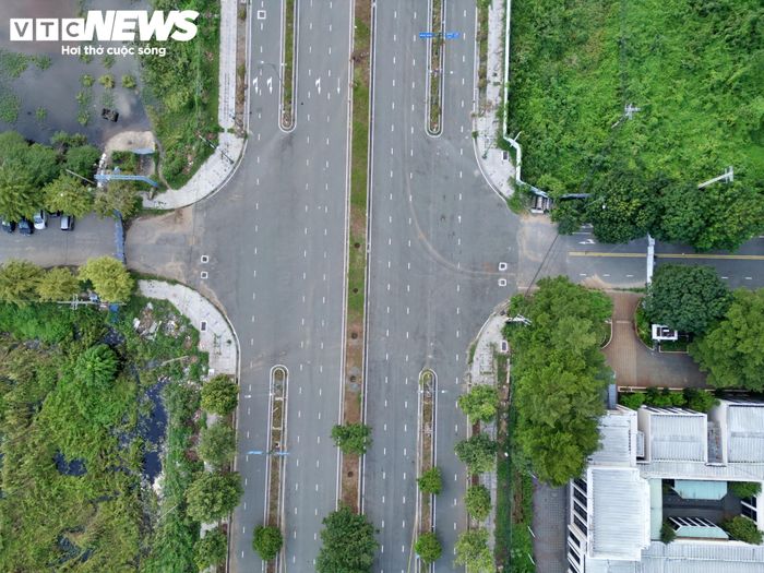 Sau thời gian dài đình trệ, việc các hạng mục đồng loạt được triển khai trở lại đang từng bước hoàn thiện mạng lưới giao thông nội khu, tạo sự kết nối giữa các khu chức năng của Khu đô thị mới Thủ Thiêm với hệ thống giao thông hiện hữu.