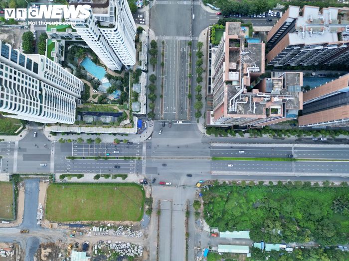 So với thời điểm cách đây hơn 3 tháng, diện mạo tuyến đường đã có nhiều thay đổi. Từ những khu vực còn đang san lấp mặt bằng, hiện nhiều đoạn đã hình thành mặt đường và các hạng mục phụ trợ.