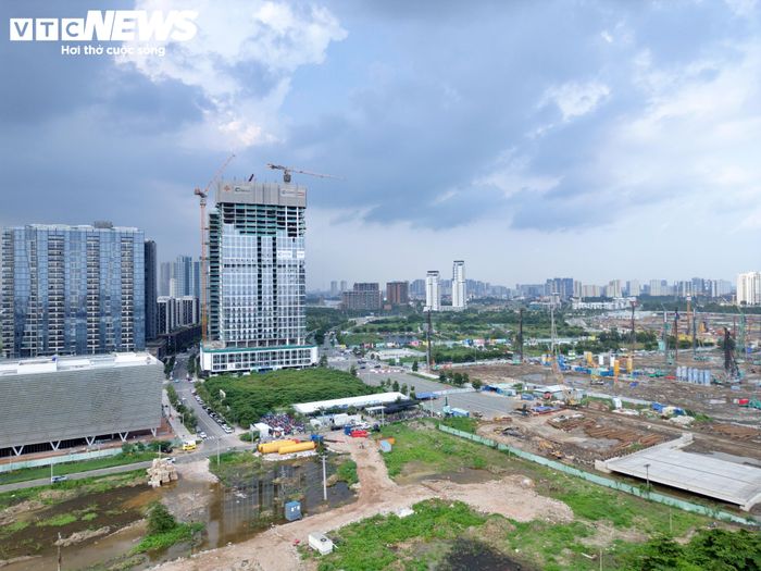 Ghi nhận của PV Báo Điện tử VTC News những ngày cuối tháng 9, trên các tuyến đường thuộc dự án đầu tư xây dựng 4 tuyến đường chính tại Khu đô thị mới Thủ Thiêm (phường An Khánh, TP.HCM), hàng chục công nhân, kỹ sư cùng nhiều máy móc, thiết bị chuyên dụng đang khẩn trương thi công.