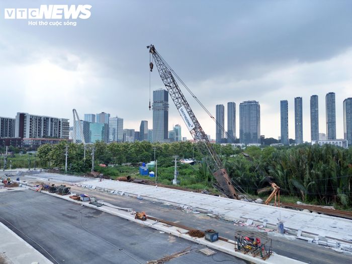 Cách khu biệt thự Lan Anh khoảng 500m, hướng về cầu Ba Son, cầu số 6 - công trình từng dang dở trong thời gian dài - cũng đang được đẩy nhanh thi công, nhiều hạng mục lần lượt hoàn thiện.