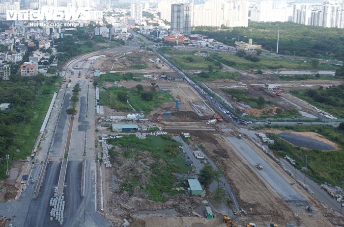 Tại đường Trần Bạch Đằng, đoạn từ vòng xoay Trần Não đến khu vực qua biệt thự Lan Anh, nhiều đoạn đã được thảm bê tông nhựa, hoàn thiện bó vỉa, vỉa hè, dải phân cách và trồng cây xanh.