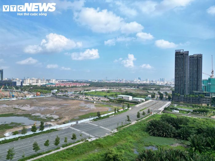 Theo thiết kế, đường Trần Bạch Đằng dài khoảng 3,4km, mặt cắt ngang 55 m, quy mô từ 6 đến 10 làn xe. Tuyến đường được xác định là trục giao thông kết nối các khu chức năng trong Khu đô thị mới Thủ Thiêm. Điểm cuối tuyến kết nối với đường Trần Não. Tại khu vực nút giao giữa đường Trần Bạch Đằng và đường Trần Não, nhiều hạng mục đang được hoàn thiện.