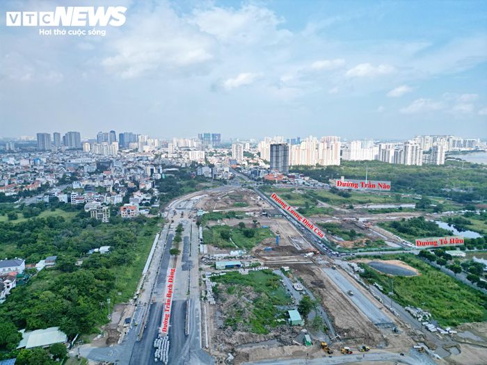 Sau hơn một thập kỷ kể từ ngày khởi công, dự án xây dựng 4 tuyến đường chính tại Khu đô thị mới Thủ Thiêm đang bước vào giai đoạn tăng tốc. Nhiều hạng mục được triển khai đồng loạt, một số đoạn tuyến đã hoàn thiện mặt đường, vỉa hè và cảnh quan.
