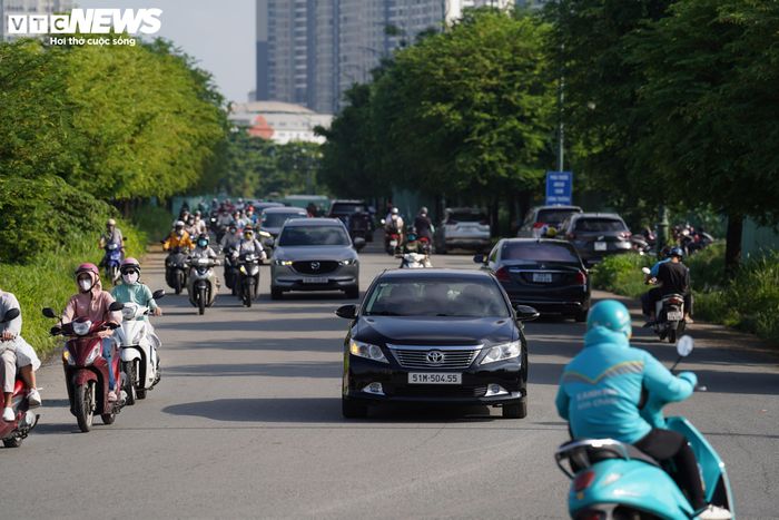 Trong khi đó, tại đường Tố Hữu, đoạn cuối tuyến kết nối với đường Trần Não và đường Lương Định Của cũng đang được đẩy nhanh tiến độ.