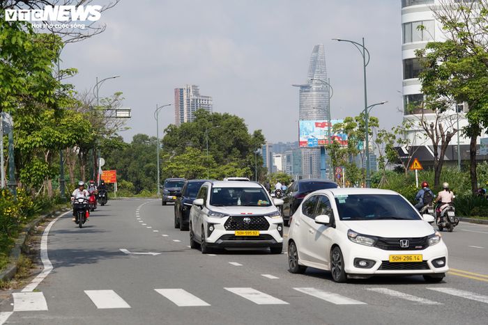 Tuyến Tố Hữu, còn gọi là đường ven hồ trung tâm, dài khoảng 3 km, mặt cắt ngang 29,2m. Phần lớn chiều dài tuyến đã được hoàn thiện, một số hạng mục còn lại đang tiếp tục thi công.