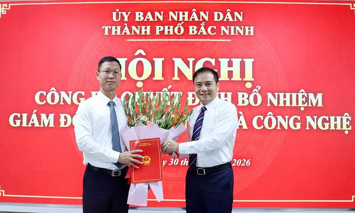Phó Chủ tịch UBND thành phố Đào Thanh Trường (bên phải) trao quyết định bổ nhiệm chức vụ Giám đốc Sở Khoa học và Công nghệ cho ông Thân Trung Kiên. (Ảnh: Báo Bắc Ninh).