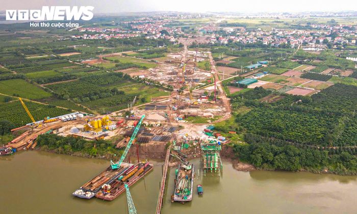 Trong đó, cầu vượt sông Đuống dài khoảng 1,9km. Dự án có tổng mức đầu tư hơn 28.794 tỷ đồng, thực hiện theo phương thức đối tác công tư (PPP), hợp đồng Xây dựng - Chuyển giao (BT).