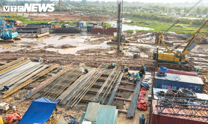 Ở gói XL02, các đơn vị triển khai nhịp đúc hẫng, cầu dẫn, cầu cạn và nút giao Ninh Hiệp. Gói XL03 thi công cầu chữ Y, mở rộng cầu vượt quốc lộ 1A, cầu Thạc Quả cùng các hạng mục kết nối với cầu Tứ Liên.