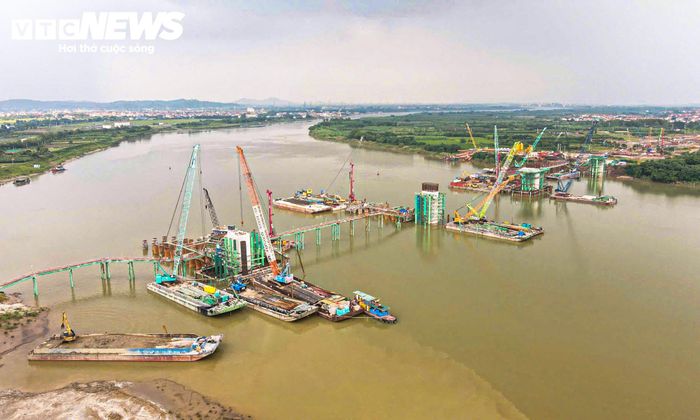 Dải đất giữa tuyến được dự kiến bố trí đường sắt Lào Cai - Hà Nội - Hải Phòng và đường sắt tốc độ cao Hà Nội - Quảng Ninh.