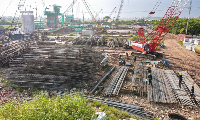 Ba gói thầu xây lắp chính đang được tăng tốc. Tại gói XL01, nhà thầu tập trung thi công cọc khoan nhồi, bệ đúc dầm và đường công vụ phục vụ xây dựng cầu sông Đuống. Đây là các hạng mục phục vụ thi công cầu vượt sông dài khoảng 1,9km.
