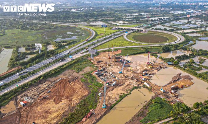 Tại công trường, nhiều hạng mục đang được triển khai cùng lúc. Đến nay, các mũi thi công đang được trải dài từ khu vực cầu sông Đuống, các cầu cạn, nút giao Ninh Hiệp đến cầu chữ C, cầu chữ Y và các hạng mục kết nối với cầu Tứ Liên.