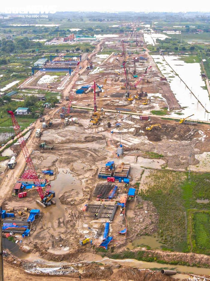 Theo thiết kế, tuyến có mặt cắt ngang điển hình rộng 120m. Phần đường cao tốc được bố trí 10 làn xe, hai bên là đường gom, mỗi bên 3 làn.