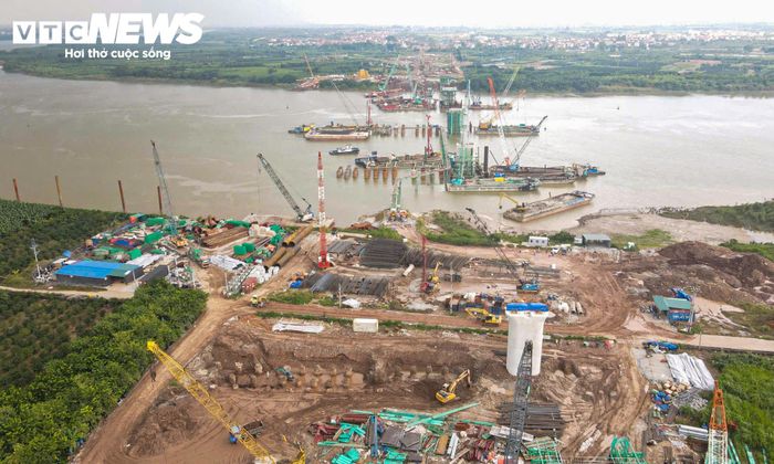 Bên cạnh các hạng mục đang triển khai, một số vị trí trên tuyến vẫn vướng đường điện 500kV, hạ tầng kỹ thuật và giải phóng mặt bằng. Đây là những phần việc cần được xử lý để các mũi thi công có thể triển khai liên tục. Nhà đầu tư kiến nghị Hà Nội đẩy nhanh việc di dời đường điện, hoàn thành giải phóng mặt bằng và tháo gỡ thủ tục liên quan đến cấp phép mỏ vật liệu.
