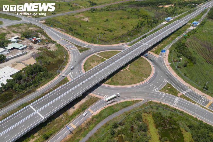 Cao tốc Bến Lức - Long Thành dài hơn 57 km, đi qua Tây Ninh, TP.HCM và TP Đồng Nai, được đầu tư quy mô 4 làn xe cơ giới, 2 làn dừng khẩn cấp, vận tốc thiết kế 100 km/h.