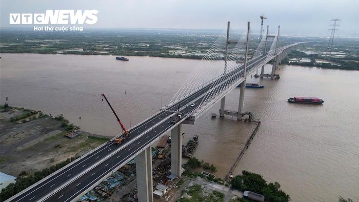 Cầu thuộc gói thầu J3-1, đoạn Km29+264 - Km32+450, có vai trò quan trọng trong việc nối thông toàn tuyến. Công trình từng gặp nhiều khó khăn, vướng mắc khiến việc thi công phải tạm dừng trong nhiều năm. Đến năm 2025, dự án được tái khởi động và đẩy nhanh tiến độ.
