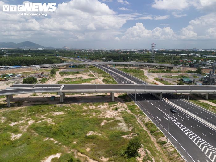 Thông qua nút giao Tân Hiệp, tuyến còn được quy hoạch kết nối với cao tốc Biên Hòa - Vũng Tàu. Tuy nhiên, hiện nút giao Tân Hiệp chưa đưa vào khai thác nên các phương tiện chưa thể lưu thông trực tiếp từ cao tốc Bến Lức - Long Thành sang cao tốc Biên Hòa - Vũng Tàu.