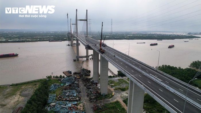 Sau hơn 12 năm kể từ khi triển khai, cầu Phước Khánh đang đứng trước thời điểm hoàn thành, khép lại hành trình dài để nối thông toàn tuyến cao tốc Bến Lức - Long Thành. Theo ghi nhận của PV Báo Điện tử VTC News, trên cầu Phước Khánh, các hạng mục cuối cùng đang được hoàn tất. (Hình ảnh ghi nhận ngày 29/9).