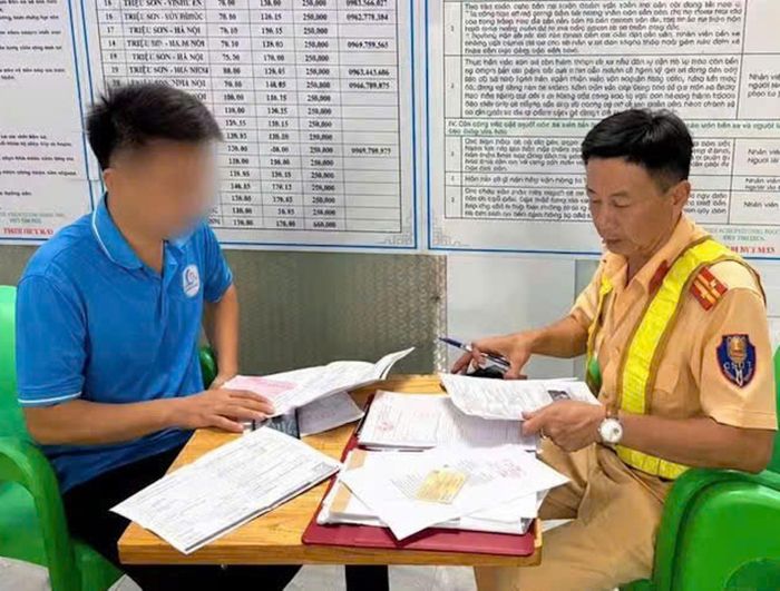 Cán bộ Phòng CSGT Công an tỉnh Thanh Hoá làm việc, lập biên bản vi phạm hành chính với tài xế L.V.V. (Ảnh: Công an Thanh Hoá)