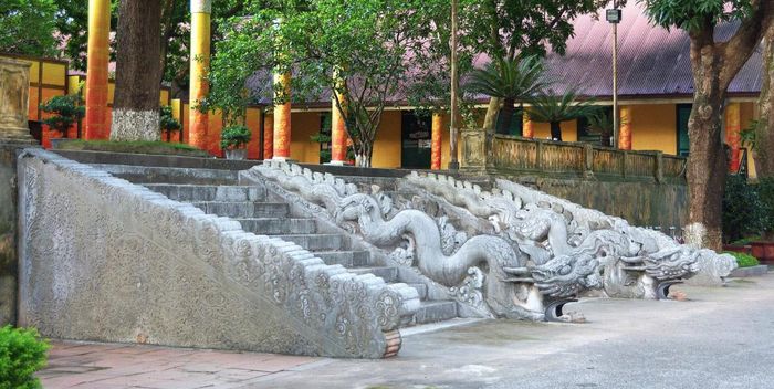 Bậc thềm đá chạm rồng đặc sắc của thời Lê đã được công nhận Bảo vật Quốc gia. 