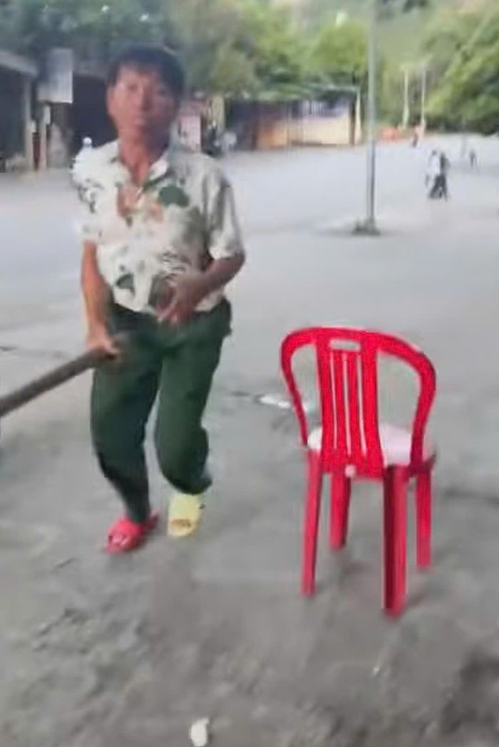 Vụ va chạm giữa nam thanh niên và người đàn ông lớn tuổi đang được Công an phường Tây Hoa Lư xác minh, làm rõ.
