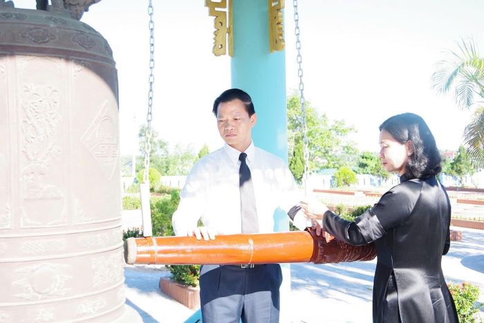 Phó Bí thư Đảng ủy Chính phủ Nguyễn Thị Tuyến cùng Bí thư Tỉnh ủy Quảng Trị Vương Quốc Tuấn thực hiện nghi thức thỉnh chuông. (Ảnh: Xuân Diện - Hải Hoàng)