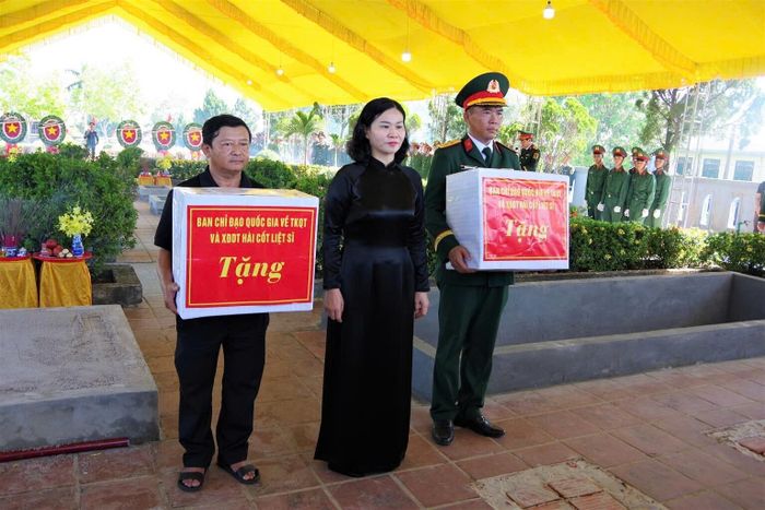 Phó Bí thư Đảng ủy Chính phủ Nguyễn Thị Tuyến tặng quà động viên Đội Quy tập hài cốt liệt sĩ số 2 và bộ phận quản lý, chăm sóc Nghĩa trang liệt sĩ Quảng Trị. (Ảnh: Xuân Diện - Hải Hoàng)