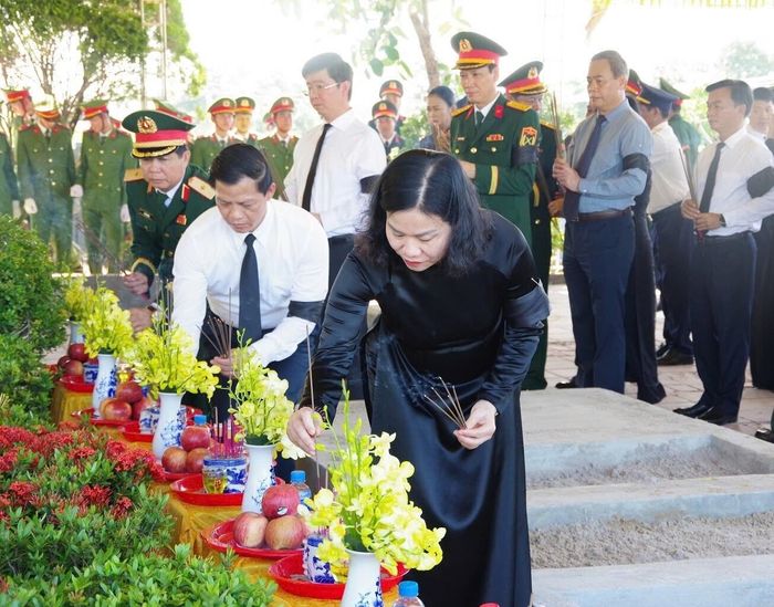 Bà Nguyễn Thị Tuyến và ông Vương Quốc Tuấn thắp hương tri ân các liệt sĩ. (Ảnh: Xuân Diện - Hải Hoàng)