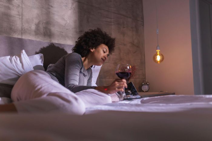 Không nên uống rượu bia trước khi ngủ. (Ảnh: iStock)