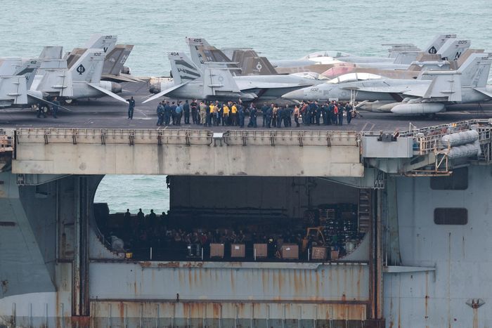Tàu sân bay lớp Nimitz USS Abraham Lincoln thuộc Hải quân Hoa Kỳ di chuyển về phía cảng Laem Chabang (Thái Lan) để neo đậu sau đợt triển khai dài ngày tại Trung Đông