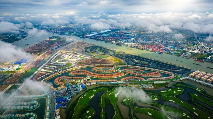 Vinhomes Royal Island nằm trọn trên đảo Vũ Yên, được bao bọc bởi ba dòng sông với hơn 16km tiếp giáp mặt nước tự nhiên.