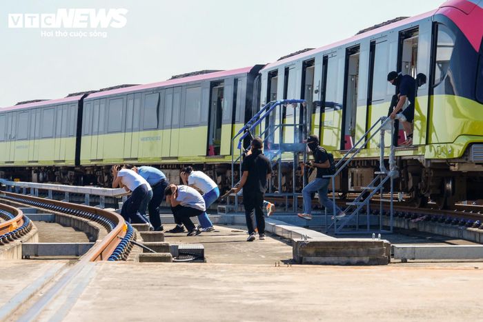 Tại khu vực Depot Nhổn, phường Tây Tựu, các lực lượng triển khai phương án giả định nhằm kiểm tra khả năng chỉ huy, điều hành và phối hợp khi xảy ra tình huống phức tạp về an ninh, an toàn trên tuyến đường sắt đô thị.